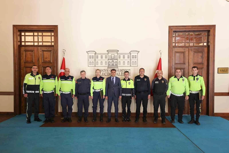 Vali Şefik Aygöl’den trafik personeline başarı belgesi
