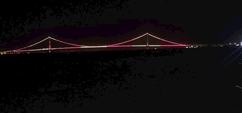 Çanakkale Köprüsü sarı kırmızılı renklerle aydınlatıldı
