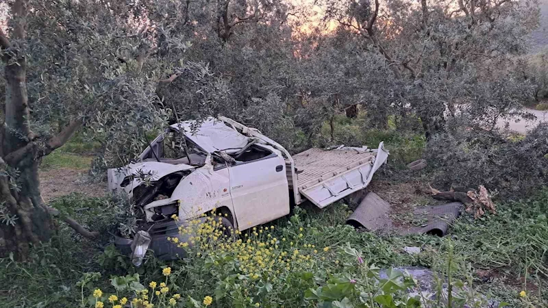 Hurdaya dönen kamyonetten sağ çıktı
