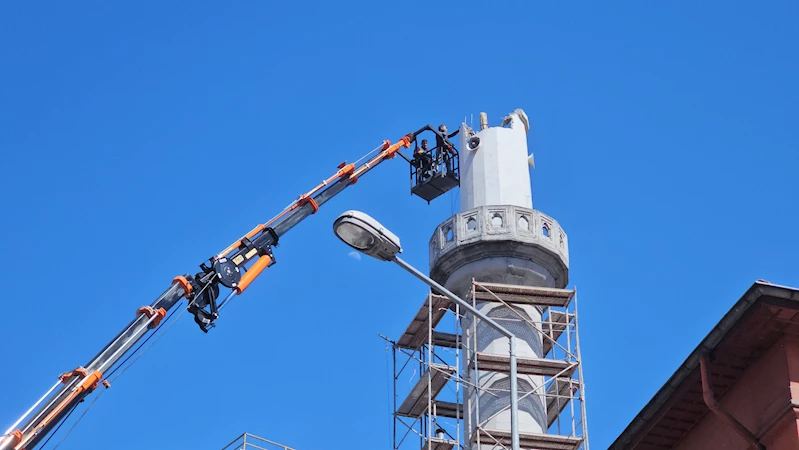Zonguldak’ta caminin hasarlı ve dayanıksız çıkan minaresi yıkılıyor