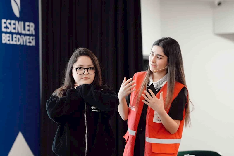 İstanbul’un 39 ilçesinde gençlere eş zamanlı ilk yardım eğitimi
