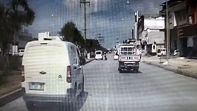 Hafif ticari aracın yayaya çarptığı kaza kamerada