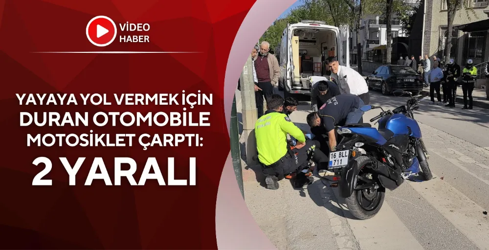 Yayaya yol vermek için duran otomobile motosiklet çarptı: 2 yaralı