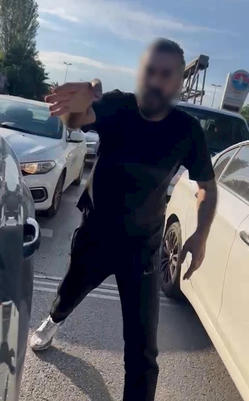Maltepe’de trafikte dehşet: Kadın sürücü, 2 çocuğunun yanında saldırıya uğradı
