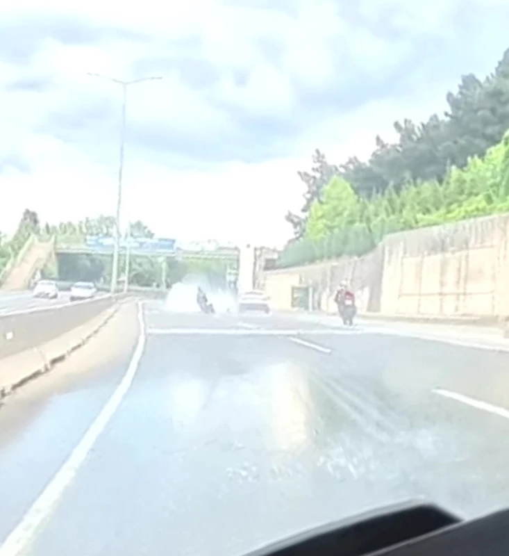 Zincirleme kaza kask kamerasına yansıdı: 3 yaralı
