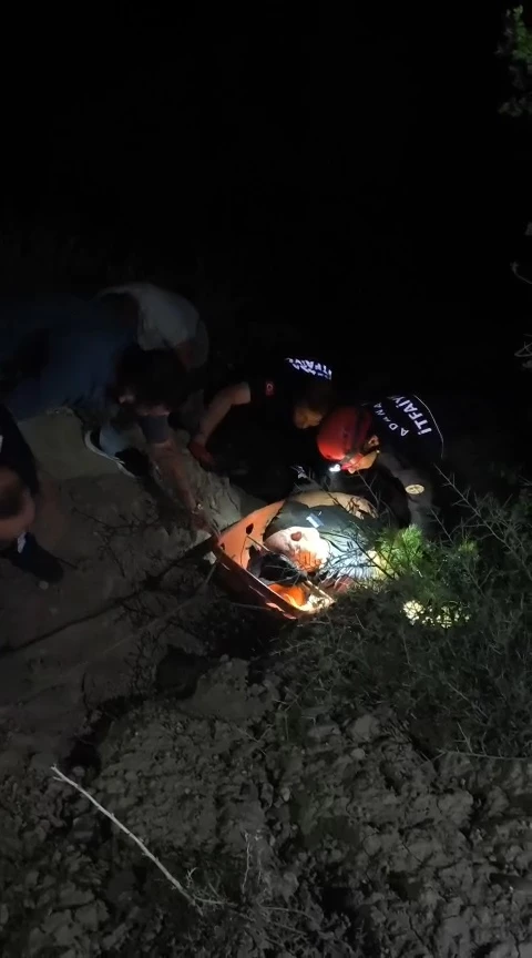 Uçuruma yuvarlanan otomobildeki 3 kişi yaralandı