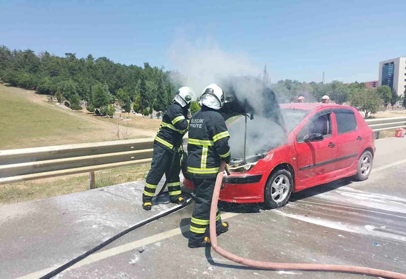Bilecik’te otomobilin motor kısmında çıkan yangını itfaiye ekipleri söndürdü
