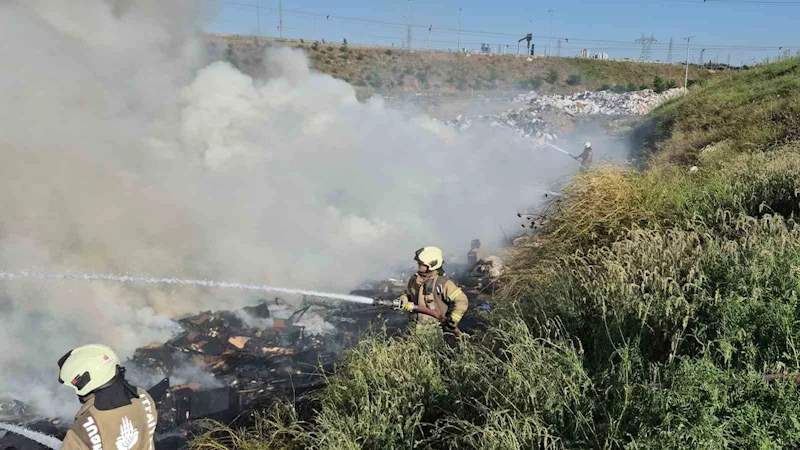 Sultangazi’de katı atık toplama alanında yangın çıktı
