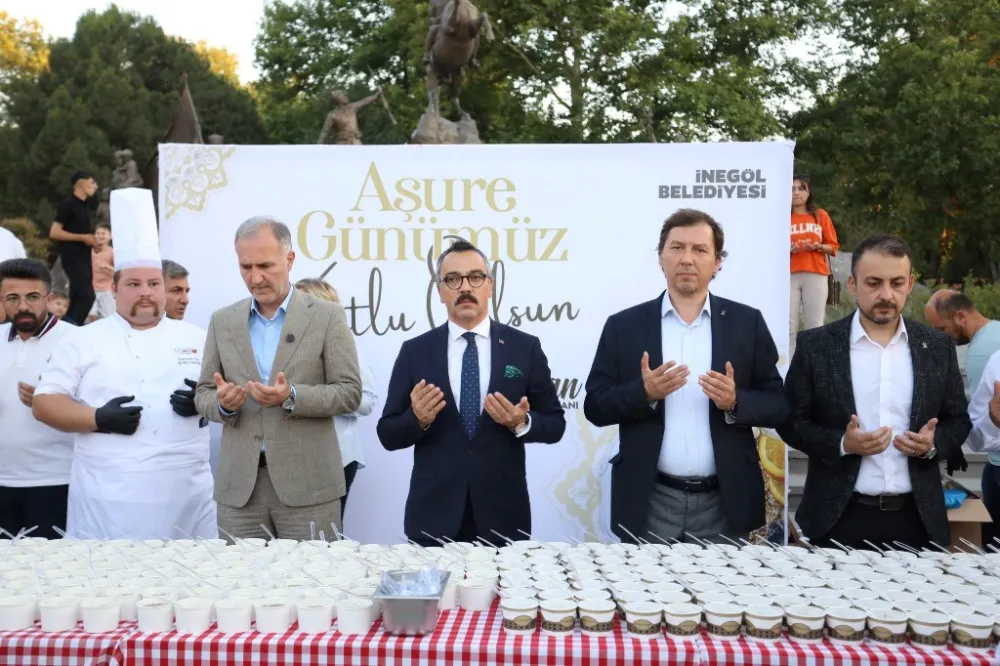 İnegöl’ün yeni meydanında aşure kazanları kaynadı